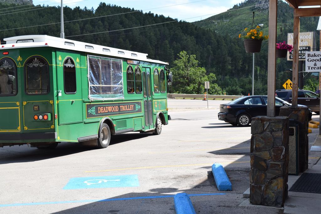 Deadwood Station Bunkhouse And Gambling Hall Motel Bagian luar foto