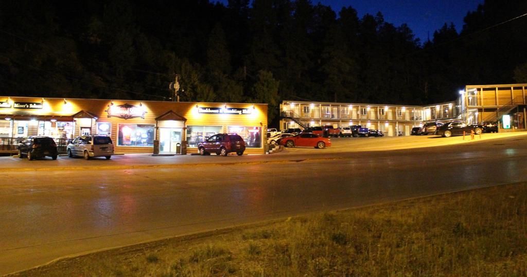 Deadwood Station Bunkhouse And Gambling Hall Motel Bagian luar foto